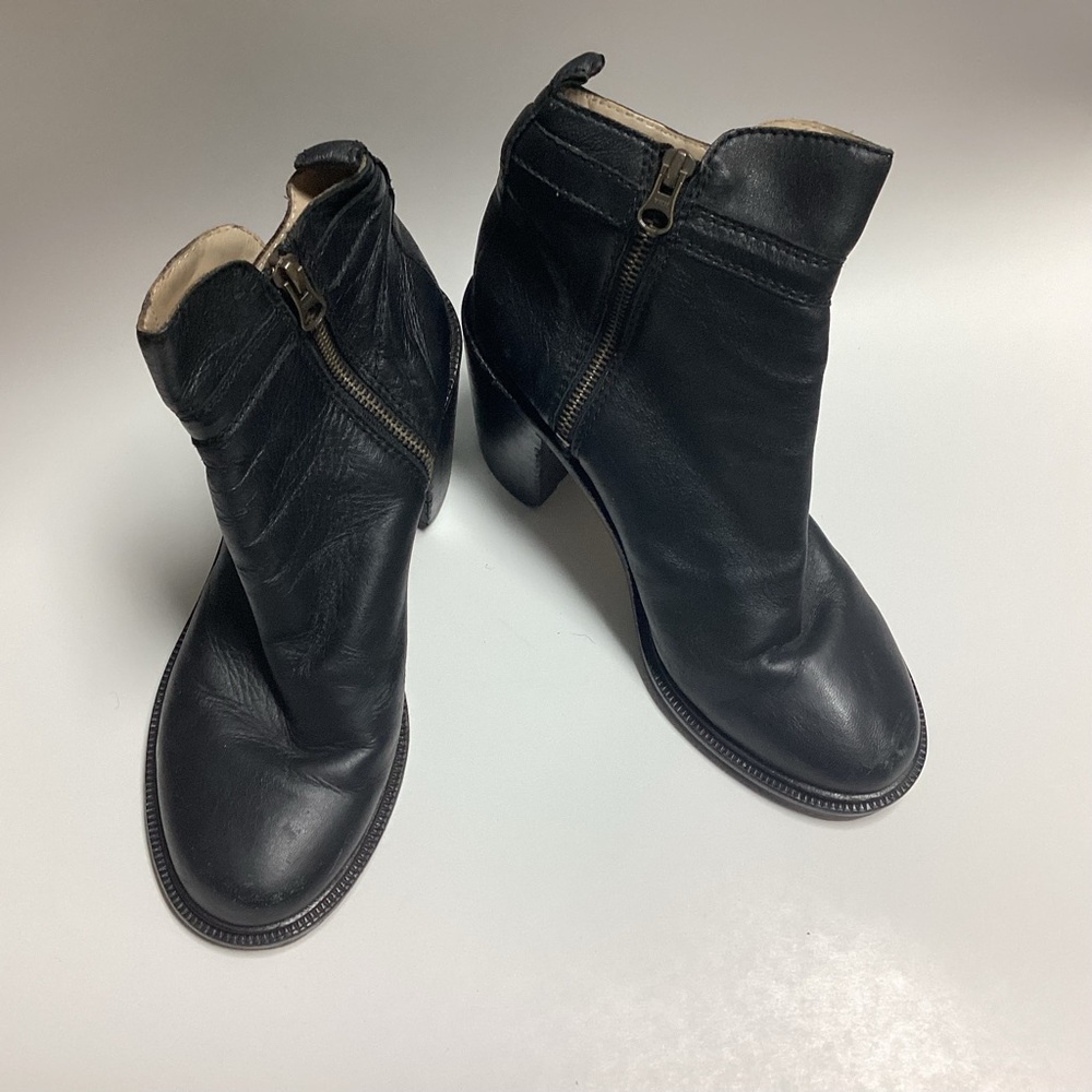 Elizabeth and James Womens Leather Block Heels Ankle Boots Shoes Size 9B Black